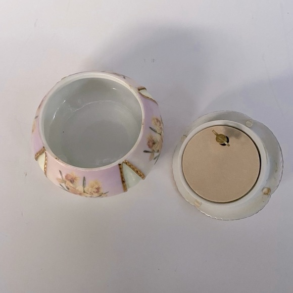 Vintage Ardleigh ElliottLena Liu’s Garden Treasures Daffodil Porcelain Music Box - Picture 3 of 4